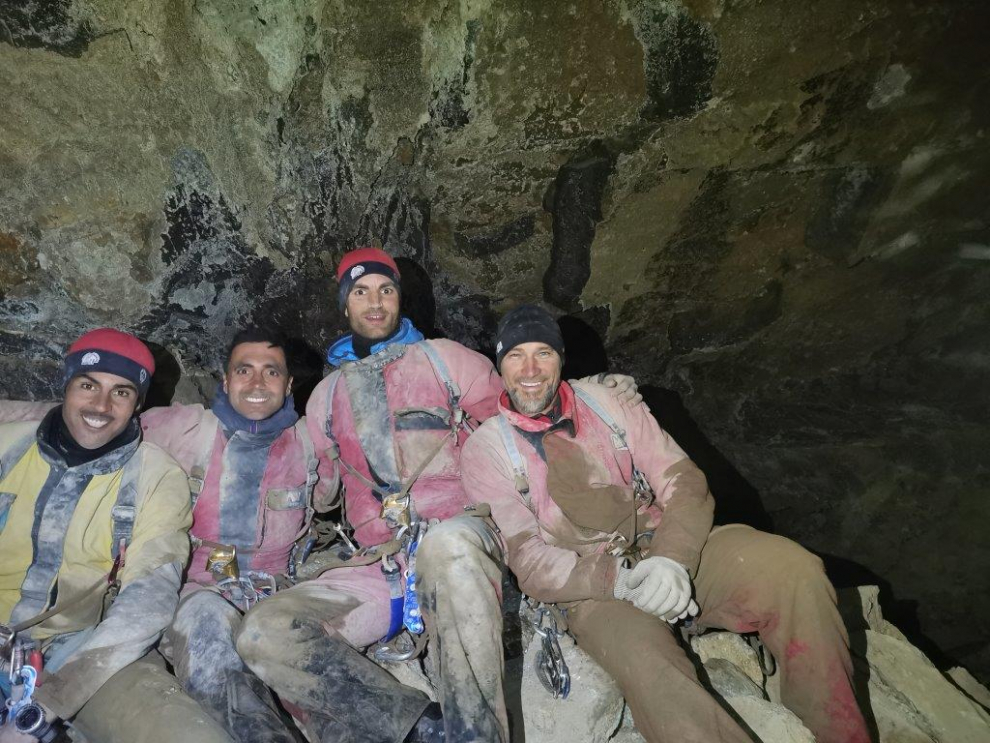 Más de 20 personas de cinco grupos espeleológicos han podido conectar al Sistema Lecherines la Sima del Baste, enlazando un sistema subterráneo de más de 33 km.