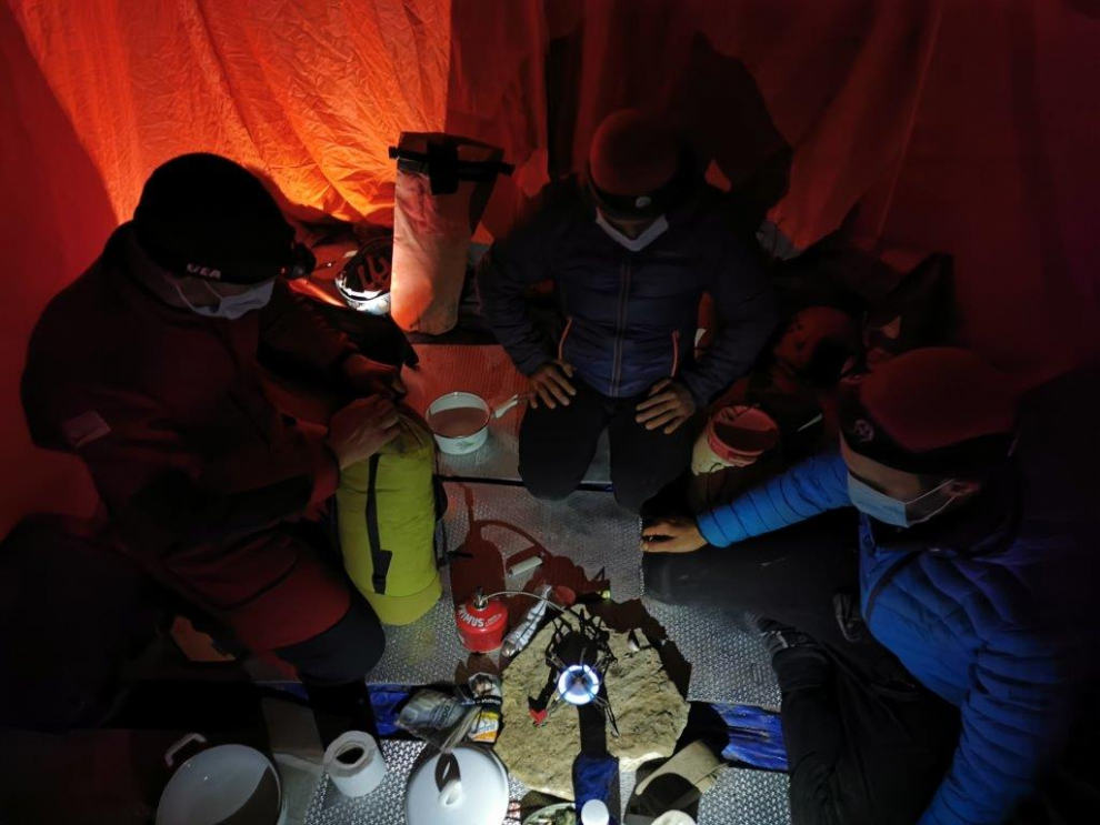 Más de 20 personas de cinco grupos espeleológicos han podido conectar al Sistema Lecherines la Sima del Baste, enlazando un sistema subterráneo de más de 33 km.