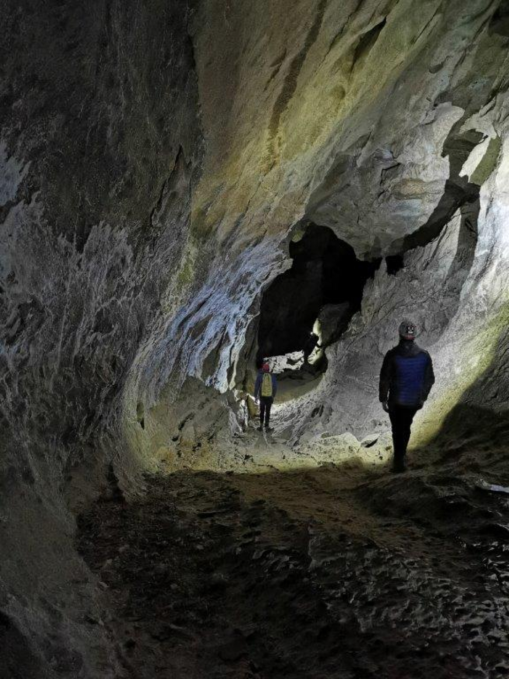 Más de 20 personas de cinco grupos espeleológicos han podido conectar al Sistema Lecherines la Sima del Baste, enlazando un sistema subterráneo de más de 33 km.