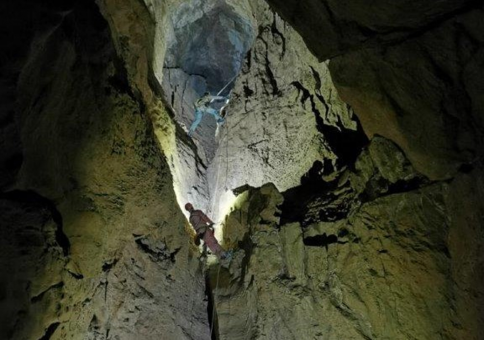 Más de 20 personas de cinco grupos espeleológicos han podido conectar al Sistema Lecherines la Sima del Baste, enlazando un sistema subterráneo de más de 33 km.