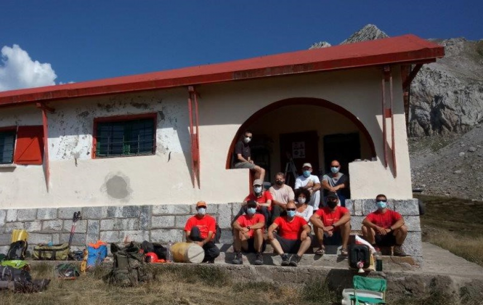Más de 20 personas de cinco grupos espeleológicos han podido conectar al Sistema Lecherines la Sima del Baste, enlazando un sistema subterráneo de más de 33 km.