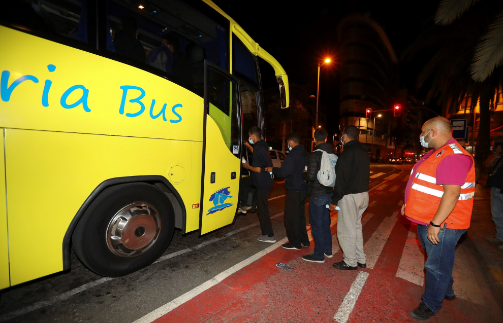 Migraciones y el Gobierno de Ccanarias realojan a los inmigrantes que abandonaron Arguineguin