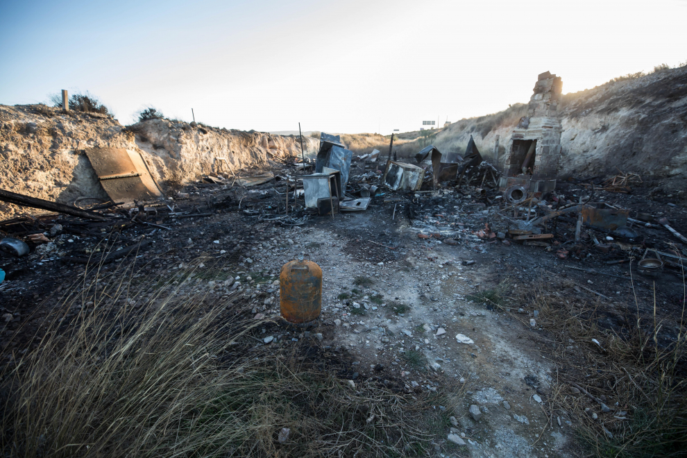 Estado en el que quedó el cobertizo en el que vivía la víctima del incendio.