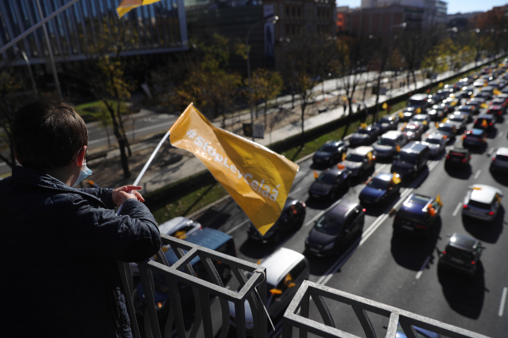 La 'marea naranja' de la concertada abarrota las calles en contra de la ley Celaá