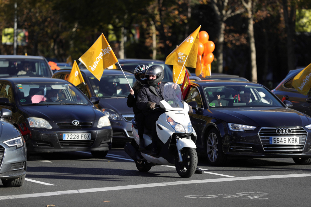 La 'marea naranja' de la concertada abarrota las calles en contra de la ley Celaá