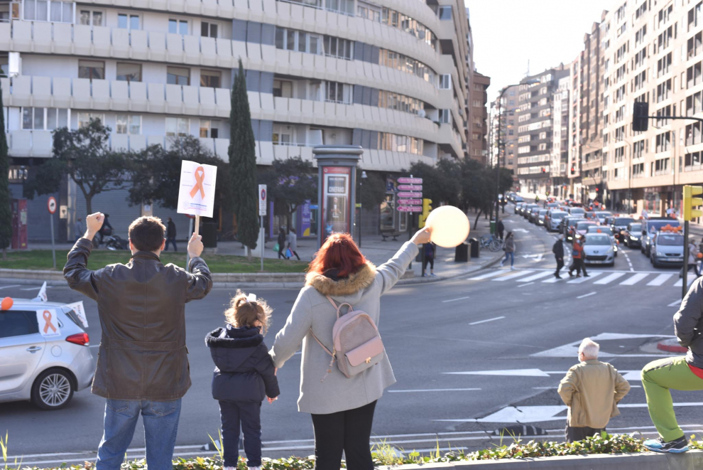 Multitudinaria protesta en coche de la enseñanza concertada en Zaragoza