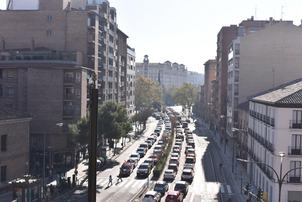 Multitudinaria protesta en coche de la enseñanza concertada en Zaragoza