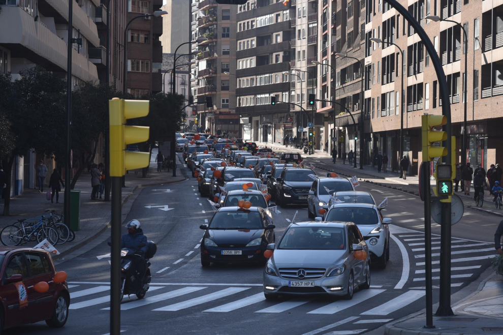 Multitudinaria protesta en coche de la enseñanza concertada en Zaragoza