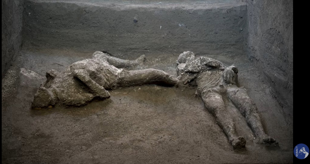 Pompeii (Italy), 21/11/2020.- A handout photo made available by Parco Archeologico of Pompeii shows two bodies, master and slave: they are the almost intact bodies of two men, a forty-year-old wrapped in a warm wool cloak and his young slave already bent by the fatigues of life, in Pompeii, Italy, 21 November 2020. "A truly exceptional discovery - underlines enthusiastic director Massimo Osanna, who has also headed the general management since September 2020 of public museums - because for the first time after more than 150 years from the first use of the technique it was possible not only to create perfectly successful casts of the victims, but also to investigate and document with new technologies the things they had with them in the moment in which they were hit and killed by the boiling vapors of the eruption ". (Italia) EFE/EPA/Luigi Spina /Parco Archeologico / HANDOUT HANDOUT EDITORIAL USE ONLY/NO SALES Pompeii returns the integral bodies of two fugitives