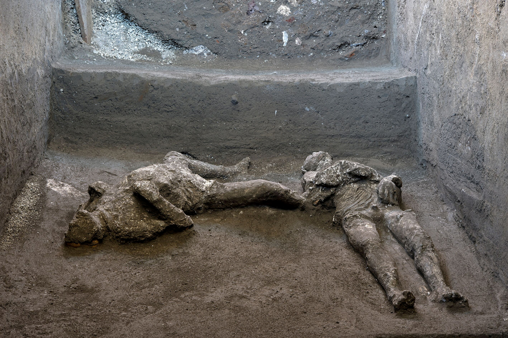 Remains of two men who died in the volcanic eruption that destroyed the ancient Roman city of Pompeii in 79 AD are discovered in a dig carried out during the coronavirus disease (COVID-19) pandemic in Pompeii, Italy November 18, 2020. Picture taken November 18, 2020. Luigi Spina/Handout via REUTERS    REUTERS ATTENTION EDITORS - THIS IMAGE HAS BEEN SUPPLIED BY A THIRD PARTY.[[[REUTERS VOCENTO]]] ITALY-POMPEII/