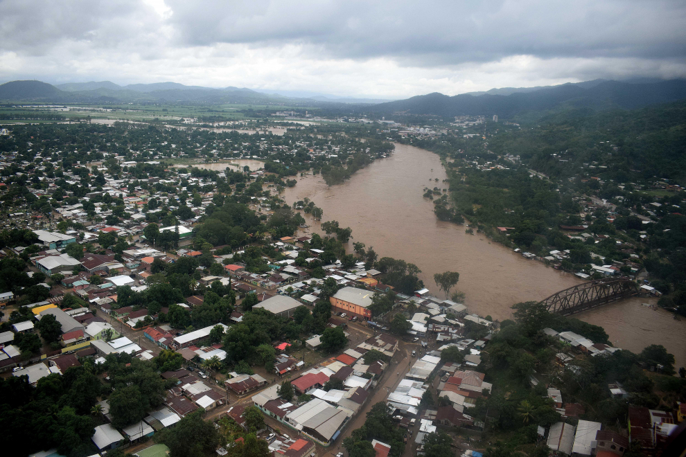 A child pushes his bicycle through a flooded road after the passing of Storm Iota, in Marcovia, Honduras November 18, 2020. REUTERS/Jorge Cabrera[[[REUTERS VOCENTO]]] STORM-IOTA/