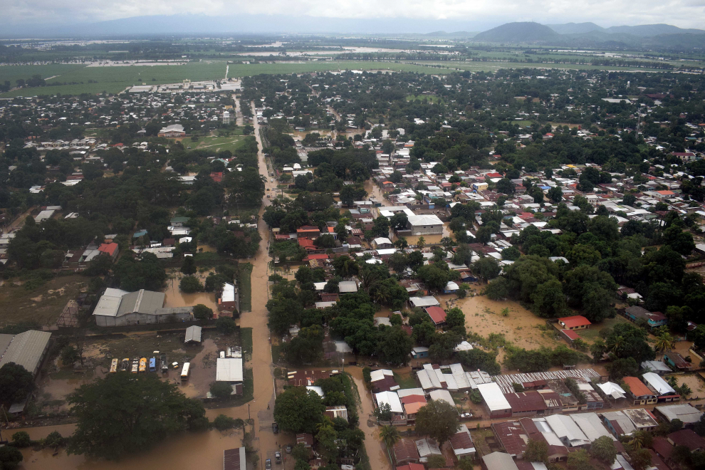 A child pushes his bicycle through a flooded road after the passing of Storm Iota, in Marcovia, Honduras November 18, 2020. REUTERS/Jorge Cabrera[[[REUTERS VOCENTO]]] STORM-IOTA/