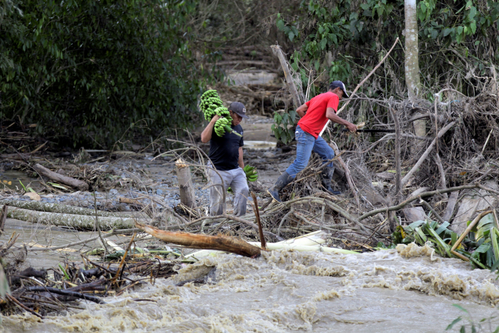 A child pushes his bicycle through a flooded road after the passing of Storm Iota, in Marcovia, Honduras November 18, 2020. REUTERS/Jorge Cabrera[[[REUTERS VOCENTO]]] STORM-IOTA/
