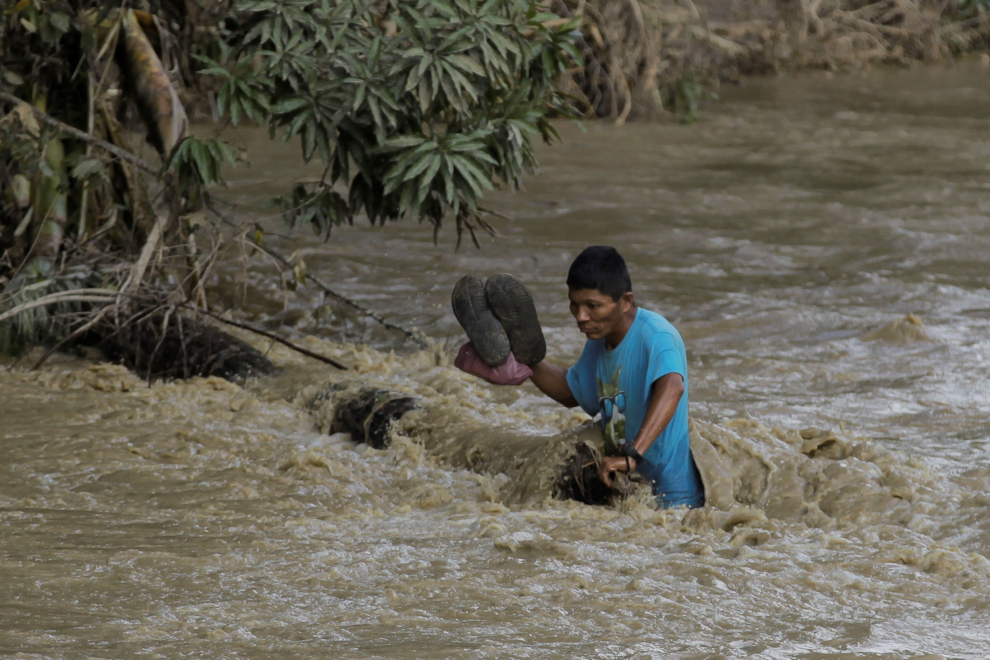 A child pushes his bicycle through a flooded road after the passing of Storm Iota, in Marcovia, Honduras November 18, 2020. REUTERS/Jorge Cabrera[[[REUTERS VOCENTO]]] STORM-IOTA/
