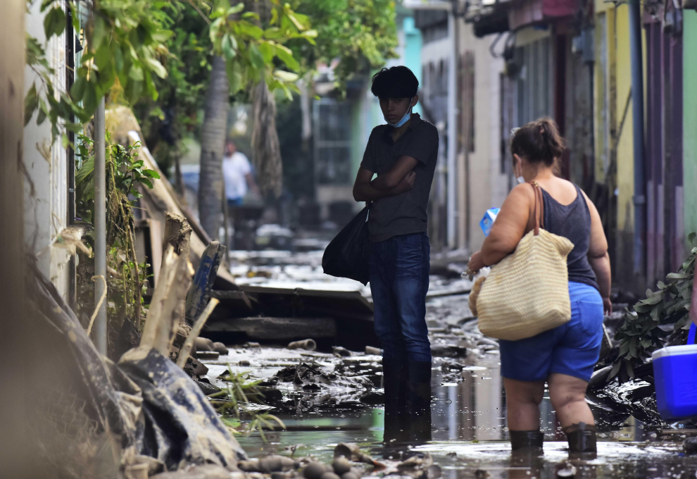Honduras queda inundada tras el paso de dos huracanes
