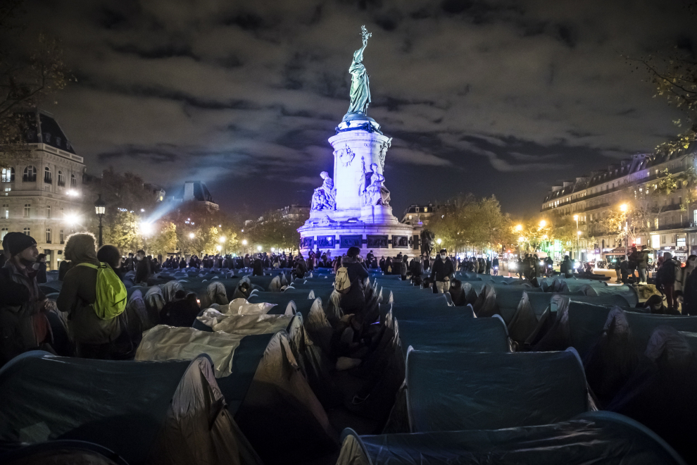 23 November 2020, France, Paris: Migrants and representatives of migrant organisations erect tents at the Republique square in Paris, one week after the police cleared a large migrant camp in northern Paris. Photo: Michael Bunel/Le Pictorium Agency via ZUMA/dpa..Michael Bunel/Le Pictorium Agenc / DPA..23/11/2020 ONLY FOR USE IN SPAIN[[[EP]]] 23 November 2020, France, Paris: Migrants and representatives of migrant organisations erect tents at the Republique square in Paris, one week after the police cleared a large migrant camp in northern Paris. Photo: Michael Bunel/Le Pictorium Agency via ZU