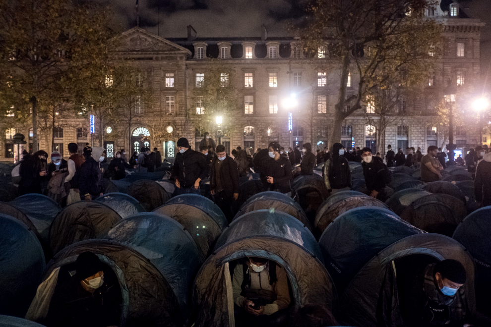 23 November 2020, France, Paris: Police officers walk between tents which are erected by migrants and representatives of migrant organisations at the Republique square in Paris, one week after the police cleared a large migrant camp in northern Paris. Photo: Michael Bunel/Le Pictorium Agency via ZUMA/dpa..Michael Bunel/Le Pictorium Agenc / DPA..23/11/2020 ONLY FOR USE IN SPAIN[[[EP]]] 23 November 2020, France, Paris: Police officers walk between tents which are erected by migrants and representatives of migrant organisations at the Republique square in Paris, one week after the police cleared a large migrant camp in northern Paris. Pho