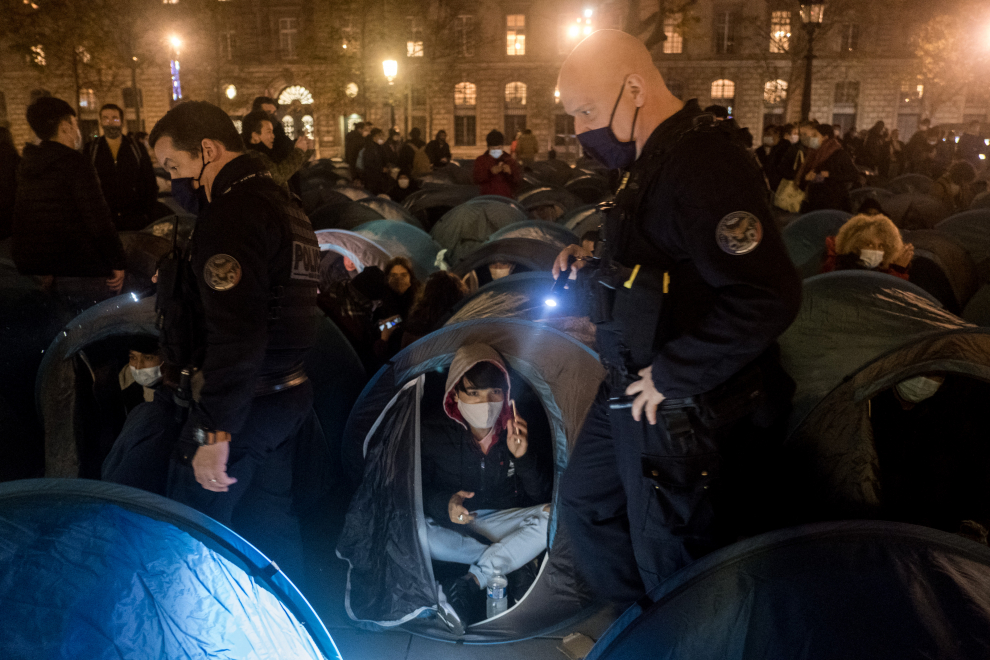 23 November 2020, France, Paris: Police officers stand behind shields as they evacuate tents which are erected by migrants and representatives of migrant organisations at the Republique square in Paris, one week after the police cleared a large migrant camp in northern Paris. Photo: Michael Bunel/Le Pictorium Agency via ZUMA/dpa..Michael Bunel/Le Pictorium Agenc / DPA..23/11/2020 ONLY FOR USE IN SPAIN[[[EP]]] 23 November 2020, France, Paris: Police officers stand behind shields as they evacuate tents which are erected by migrants and representatives of migrant organisations at the Republique square in Paris, one week after the police cleared a large migrant ca