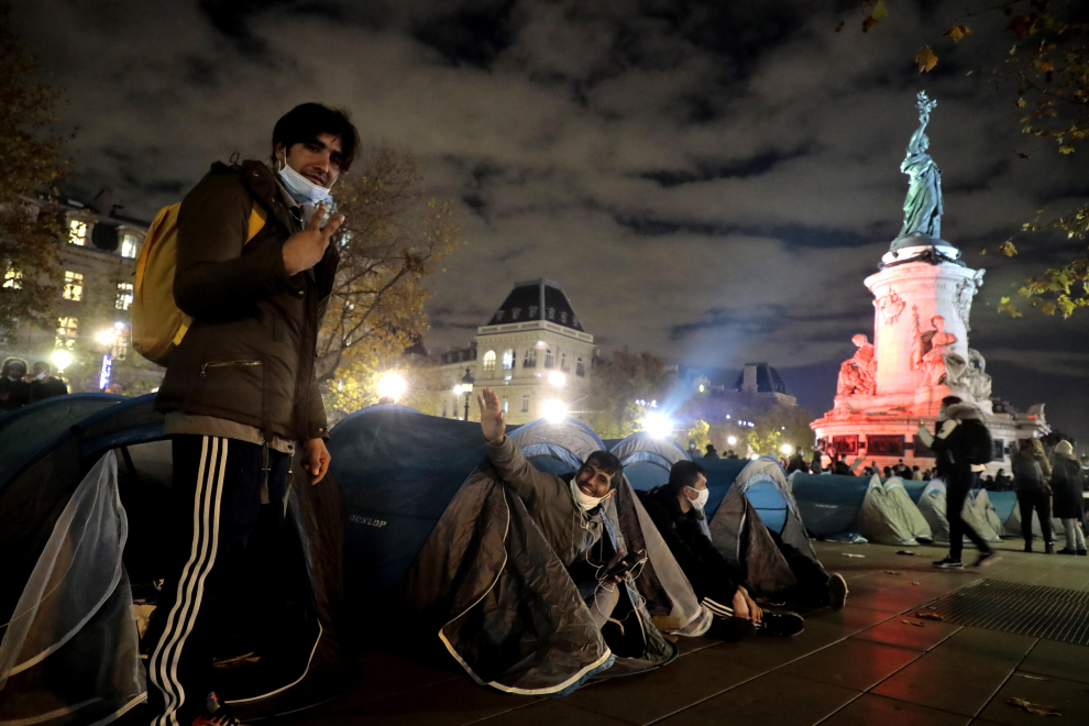 Paris (France), 23/11/2020.- Hundreds of migrants and refugees that have not been evacuated from a makeshift migrant camp in Saint-Denis on 17 November, install tents with the support of associations and organisations on Republic Square in Paris, France, 23 November 2020. (Francia) EFE/EPA/CHRISTOPHE PETIT TESSON Migrants install tents on Republic Square