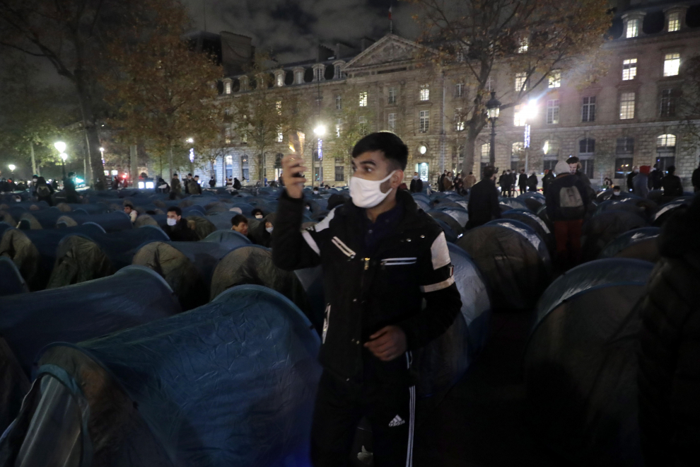 Paris (France), 23/11/2020.- Hundreds of migrants and refugees that have not been evacuated from a makeshift migrant camp in Saint-Denis on 17 November, install tents with the support of associations and organisations on Republic Square in Paris, France, 23 November 2020. (Francia) EFE/EPA/CHRISTOPHE PETIT TESSON Migrants install tents on Republic Square