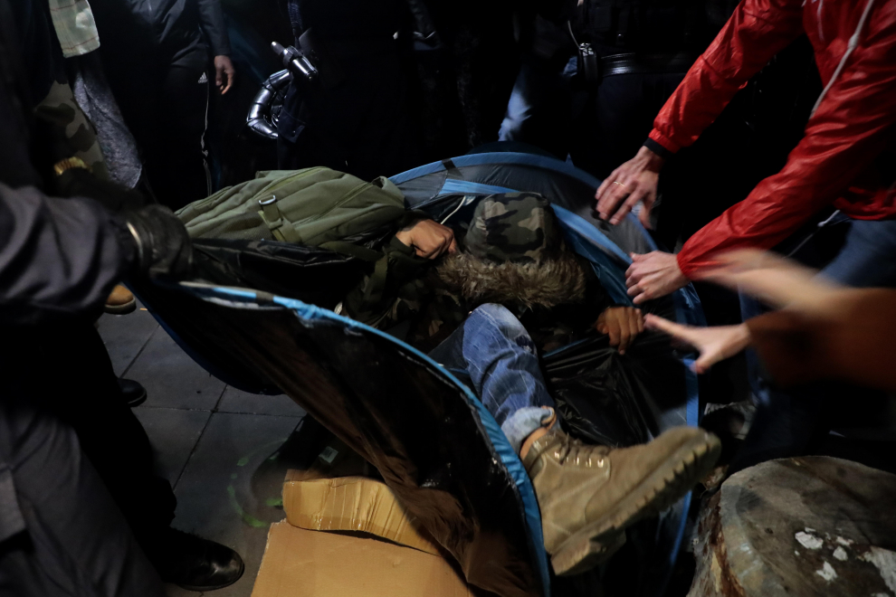 Paris (France), 23/11/2020.- A migrant and refugee that has not been evacuated from a makeshift migrant camp in Saint-Denis on 17 November, sits in a tent on Republic Square in Paris, France, 23 November 2020. (Francia) EFE/EPA/CHRISTOPHE PETIT TESSON Migrants install tents on Republic Square