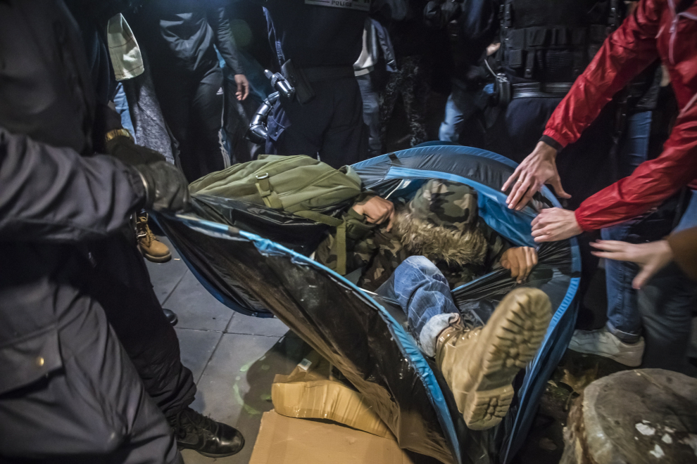 Paris (France), 23/11/2020.- Hundreds of migrants and refugees from a dismantled makeshift migrant camp in Saint-Denis, are evacuated by French police after installing tents with the support of associations and organizations on Republic Square in Paris, France, 23 November 2020. (Francia) EFE/EPA/CHRISTOPHE PETIT TESSON Migrants install tents on Republic Square