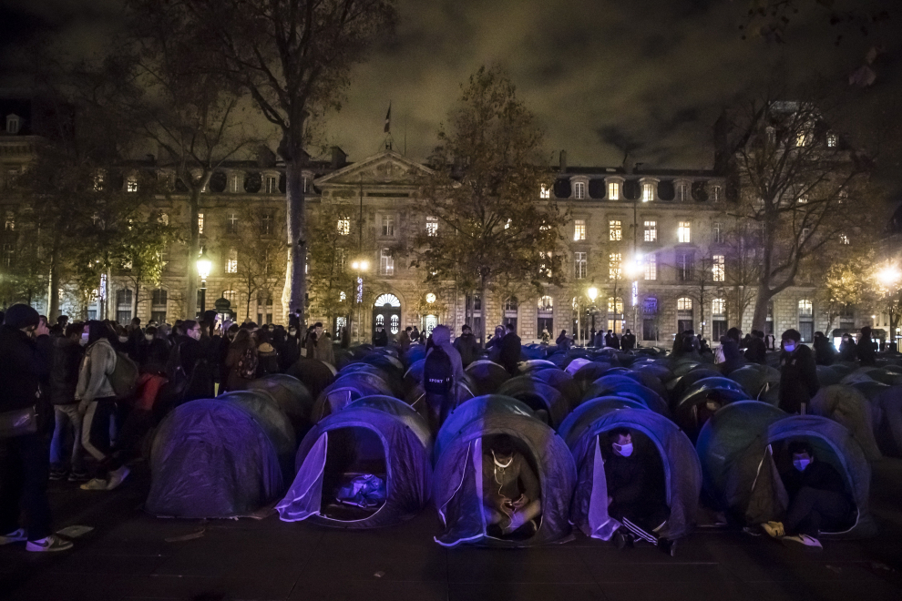 Paris (France), 23/11/2020.- A migrant sits in his tent as hundreds of migrants and refugees evacuated from a makeshift migrant camp in Saint-Denis on 17 November, install tents with the support of associations and organisations on Republic Square in Paris, France, 23 November 2020. (Francia) EFE/EPA/CHRISTOPHE PETIT TESSON Migrants install tents on Republic Square
