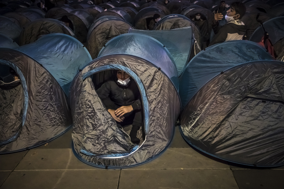 Paris (France), 23/11/2020.- Hundreds of migrants and refugees evacuated from a makeshift migrant camp in Saint-Denis on 17 November, install tents with the support of associations and organisations on Republic Square in Paris, France, 23 November 2020. (Francia) EFE/EPA/CHRISTOPHE PETIT TESSON Migrants install tents on Republic Square