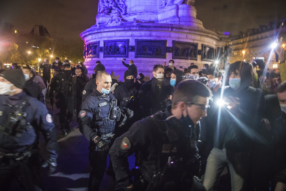 Paris (France), 23/11/2020.- French police officers evacuate migrants with their tents after hundreds of migrants and refugees evacuated from a makeshift migrant camp in Saint-Denis on 17 November installed tents in Republic Square with the support of associations and organisations; in Paris, France, 23 November 2020 (issued 24 November 2020). (Francia) EFE/EPA/CHRISTOPHE PETIT TESSON Migrants install tents at Republic Square in Paris