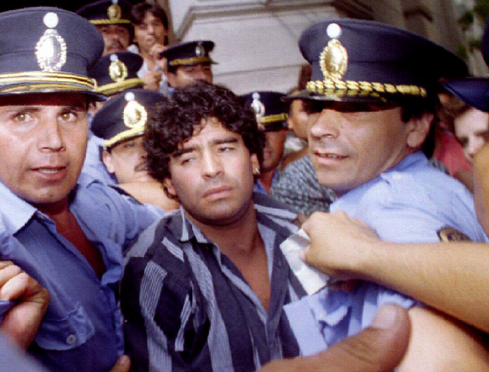 Diego Armando Maradona abandona el Tribunal Superior de Justicia de Buenos Aires tras testificar por disparar y agredir a varios periodistas.