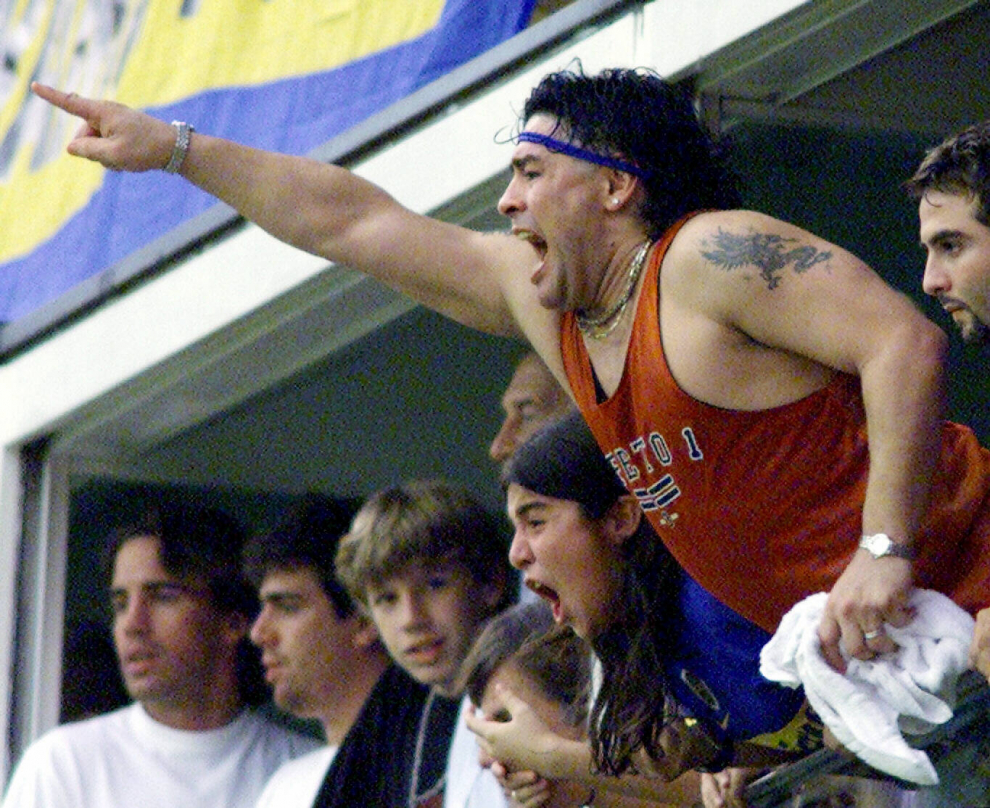 Maradona anima al Boca Juniors en un partido en La Bombonera contra el River Plate, el 8 de abril de 2001.