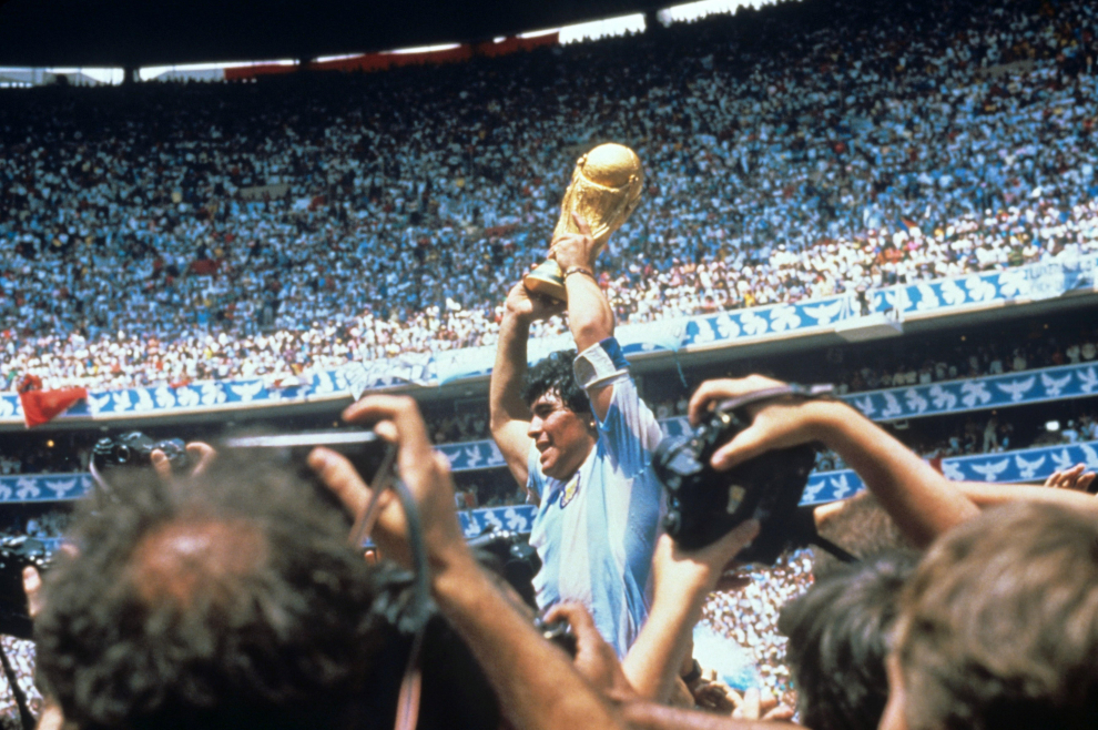 Maradona, con la Copa del Mundo tras derrotar la selección argentina a Alemania por tres goles a dos, en la final el 29 de junio de 1986 disputada en el estadio Azteca en Ciudad de México (México).