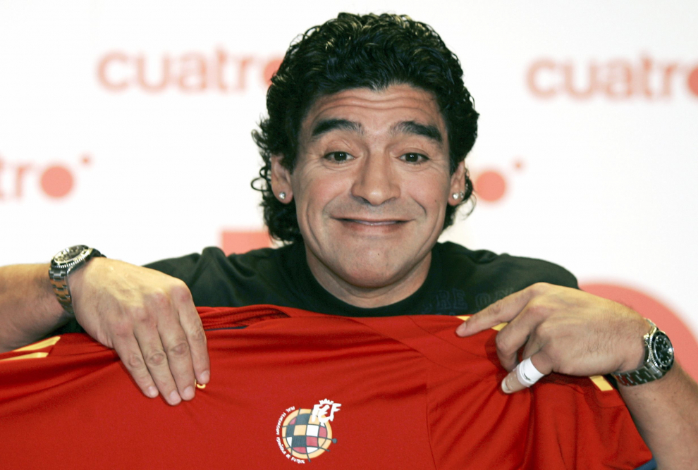 Maradona, con una camiseta de la selección española durante una rueda de prensa en Madrid, el 24 de mayo de 2006.