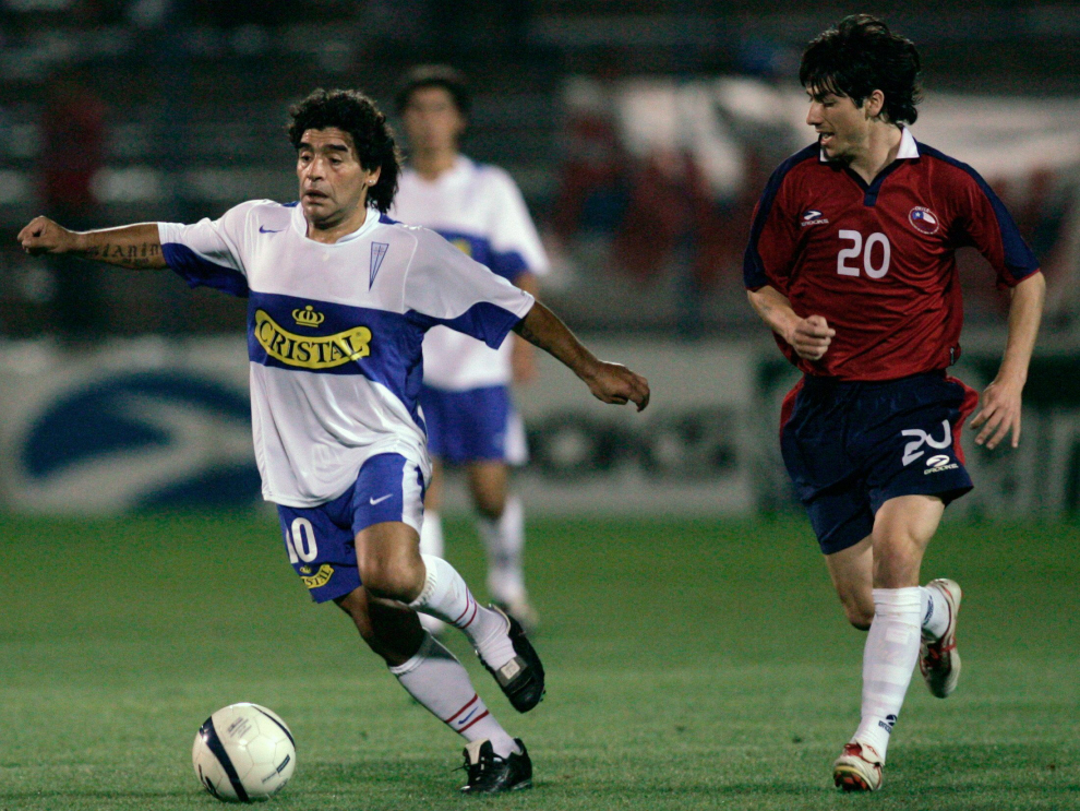 Maradona controla el balón ante Jaime Valdés en el encuentro amistoso entre La Chile y la Universidad Católica, en el estadio San Carlos de Apoquindo, en Santiago de Chile. 1/03/2006.