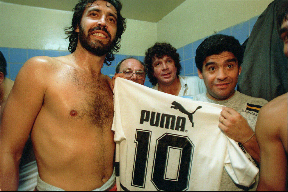 Maradona entrega una camiseta con el número 10 al capitán del equipo de Segunda División argentina All Boys, Sergio Batista. 11/03/1998