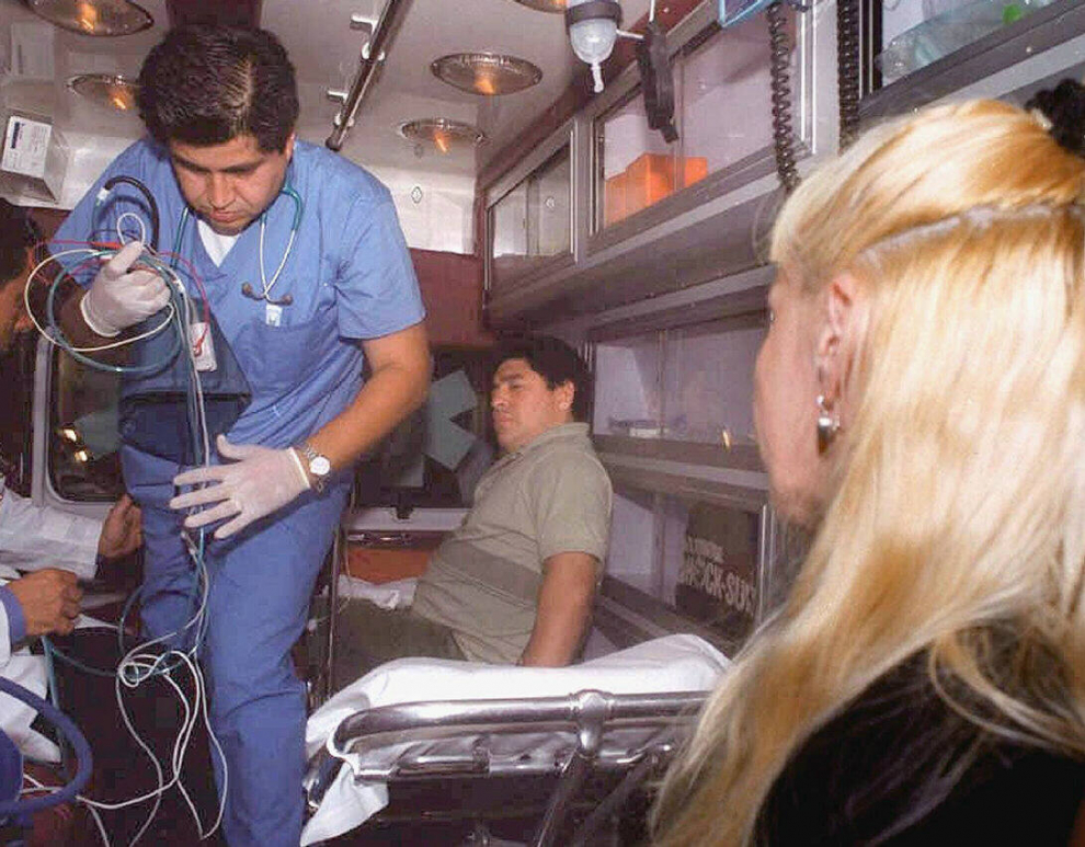 Maradona es conducido en ambulancia a la Clínica Fleni de Buenos Aires tras pasar cinco días en un hospital de Punta del Este, Uruguay. 10/01/2000