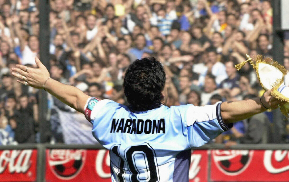 Maradona jalea a la afición en un partido del Boca Juniors en el estadio de La Bombonera, en Buenos Aires, el 10 de noviembre de 2001.