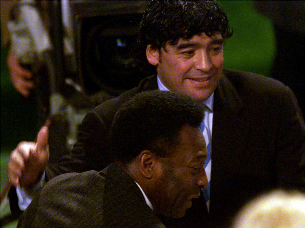 Maradona, junto a Pelé en la gala de la FIFA del año 2000 en Roma, donde fueron premiados como mejores jugadores del siglo XX.