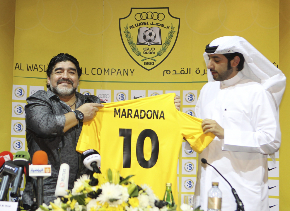 Maradona posa con su camiseta del Al-Wasl de Dubai, junto al presidente del club, Marwan Bin Bayat, tras ser presentado como nuevo entrenador, el 11 de septiembre de 2011.