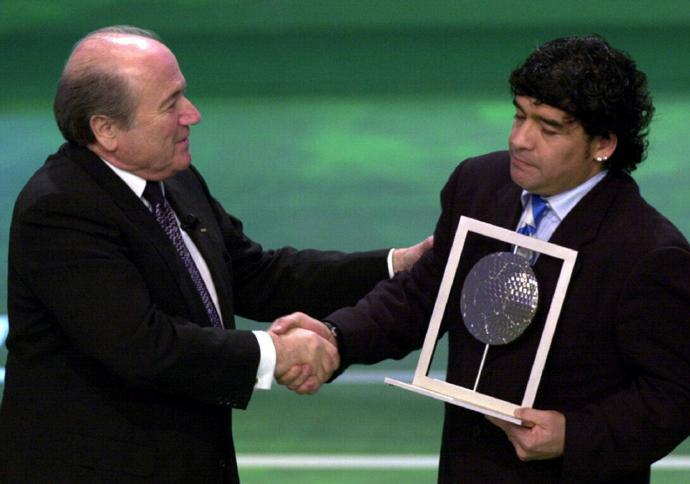 Maradona recibe, de manos del presidente de la FIFA, el trofeo a mejor jugador del siglo XX, en Roma en diciembre de 2000.