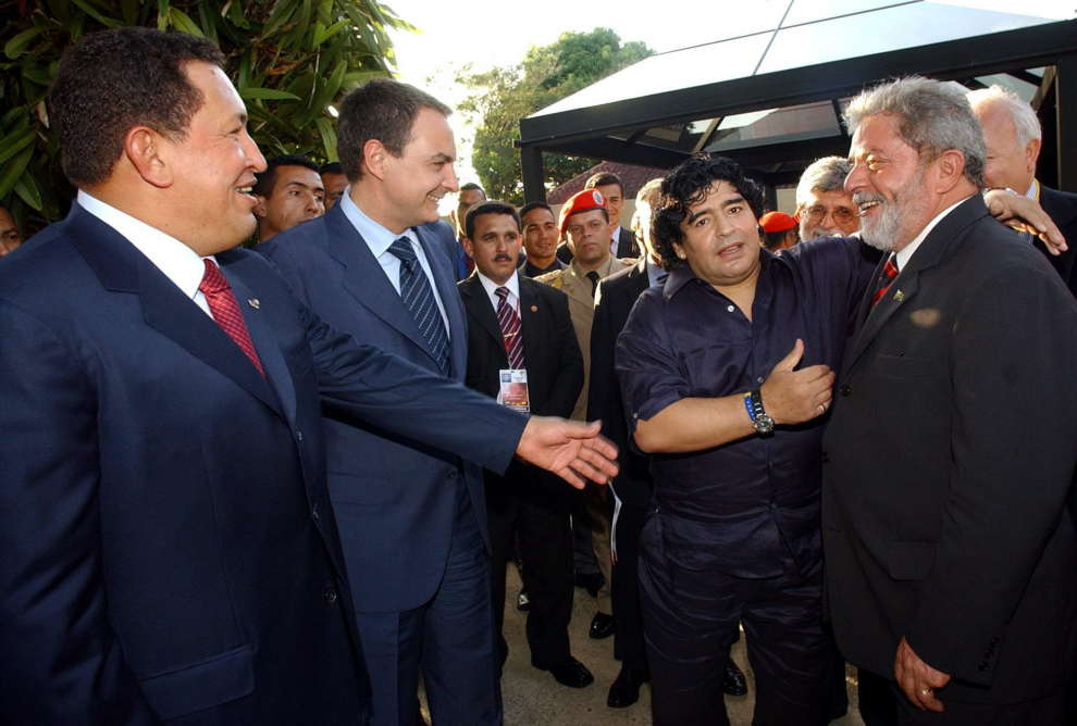 Maradona saluda al presidente de Brasil, Lula da Silva, al español, José Luis Rodríguez Zapatero, y al venezolano, Hugo Chávez, en la cumbre entre España, Venezuela, Brasil, el 29/03/05 en Venezuela.