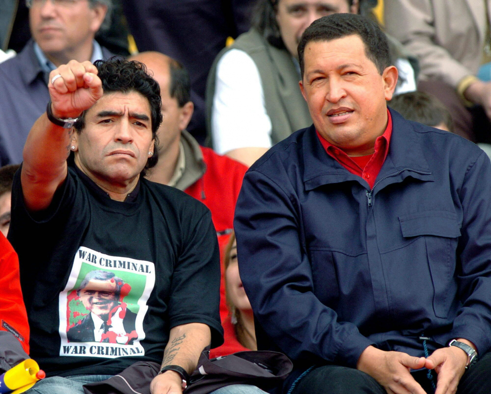 Maradona, sentado junto al presidente venezolano Hugo Chávez, en un acto en contra del Área de Libre Comercio de las Américas, el 4 de noviembre de 2005 en Mar del Plata (Argentina).