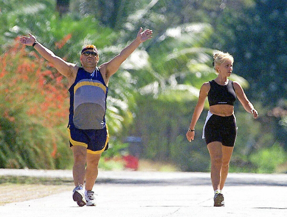 Maradona y su esposa Claudia, corren por el jardín del hotel Las Praderas, en La Habana, el 22 de enero de 2000, donde el exfutbolista se somete a desintoxicación.
