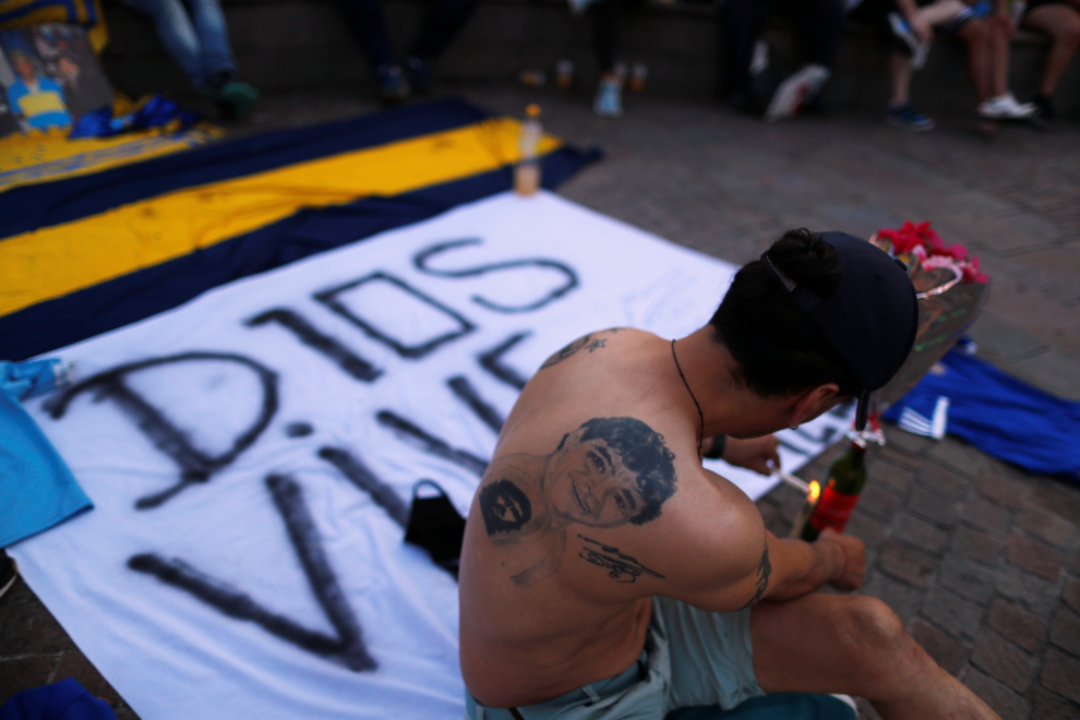 Fans of Argentine soccer great Diego Maradona gather as they mourn his death, at the Obelisk of Buenos Aires, Argentina November 25, 2020. REUTERS/Agustin Marcarian[[[REUTERS VOCENTO]]] SOCCER-ARGENTINA/MARADONA