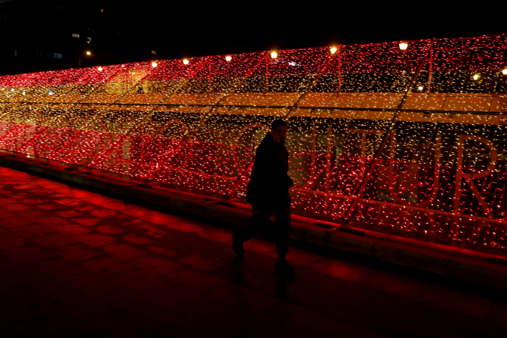 Iluminación navideña en Madrid con los colores de la bandera de España.