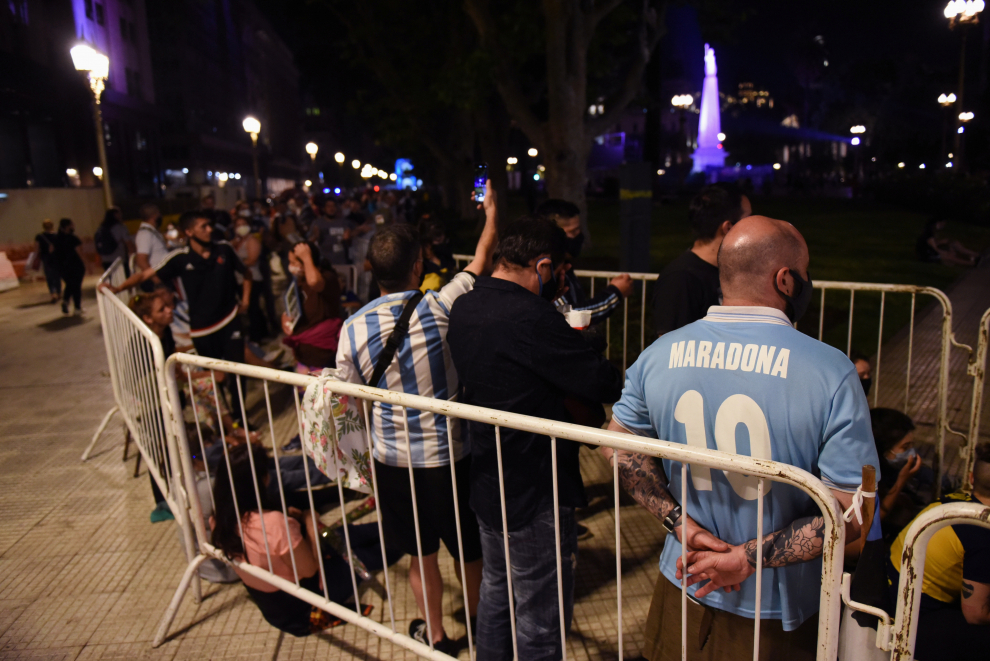 People gather outside the Casa Rosada presidential palace ahead of the wake of soccer legend Diego Maradona, in Buenos Aires, Argentina November 25, 2020.  REUTERS/Martin Villar  NO RESALES. NO ARCHIVES[[[REUTERS VOCENTO]]] SOCCER-ARGENTINA/MARADONA-DEATH