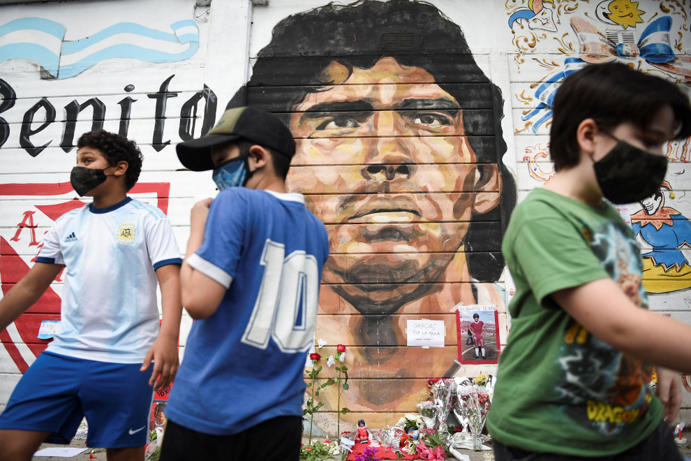 People gather to mourn the death of soccer legend Diego Maradona, outside the Diego Armando Maradona stadium, in Buenos Aires, Argentina November 25, 2020.  REUTERS/Martin Villar   NO RESALES. NO ARCHIVES[[[REUTERS VOCENTO]]] SOCCER-ARGENTINA/MARADONA-DEATH
