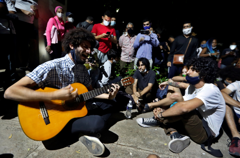 Varios jóvenes cantan en la protesta pacífica ante el Ministerio de Cultura de Cuba.