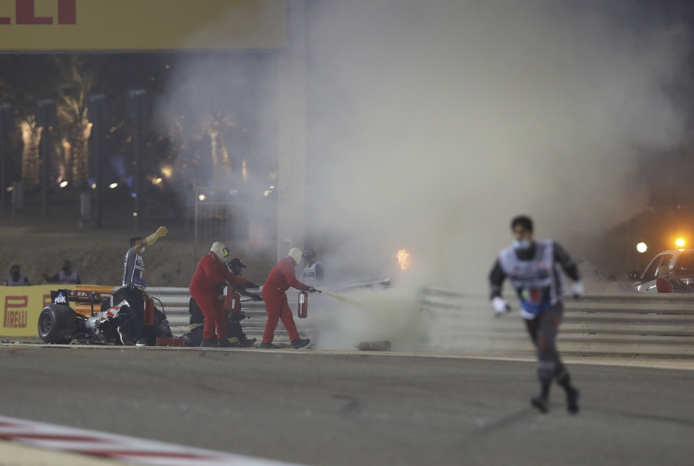 Formula One F1 - Bahrain Grand Prix - Bahrain International Circuit, Sakhir, Bahrain - November 29, 2020 Stewards attempt to clear the car of Haas' Romain Grosjean from the track following a crash Pool via REUTERS/Hamad I Mohammed     TPX IMAGES OF THE DAY[[[REUTERS VOCENTO]]] MOTOR-F1-BAHRAIN/