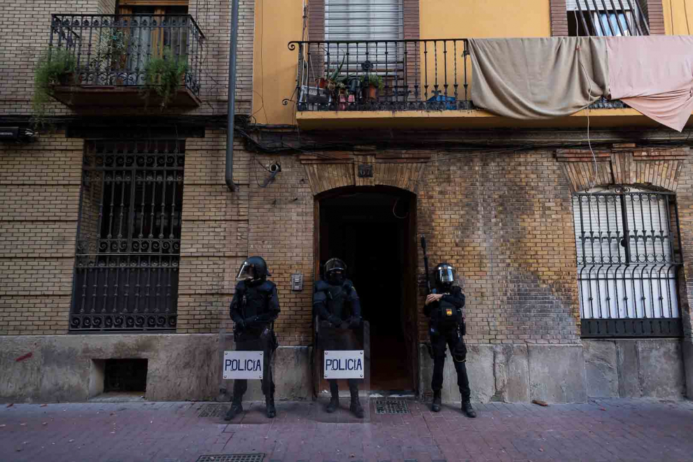 Tres okupas, detenidos por arrojar objetos desde un tejado de la calle Pignatelli